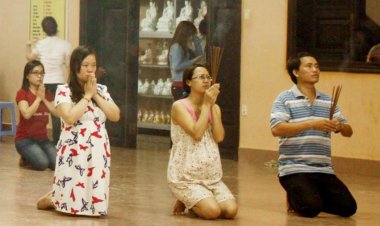 Hỏi đáp Tâm Linh: Bà bầu đi lễ chùa có tốt không ?