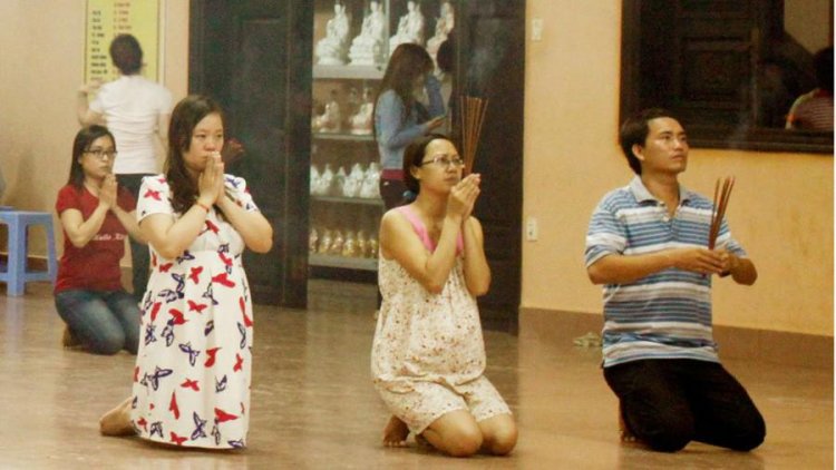 Hỏi đáp Tâm Linh: Bà bầu đi lễ chùa có tốt không ?