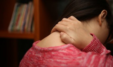 Cách dùng muối trắng hạt và cây rau ngải cứu chữa bệnh đau vai gáy