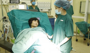 Ca phẫu thuật đặc biệt trong tư thế mổ ngồi cho người mẹ ung thư mang thai 37 tuần