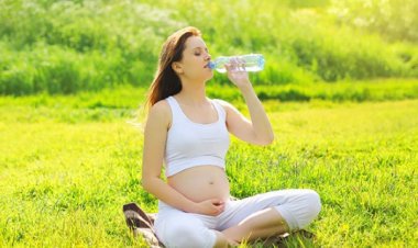 6 thời điểm quan trọng mẹ bầu cần uống nước để thai nhi khỏe mạnh, tăng cân