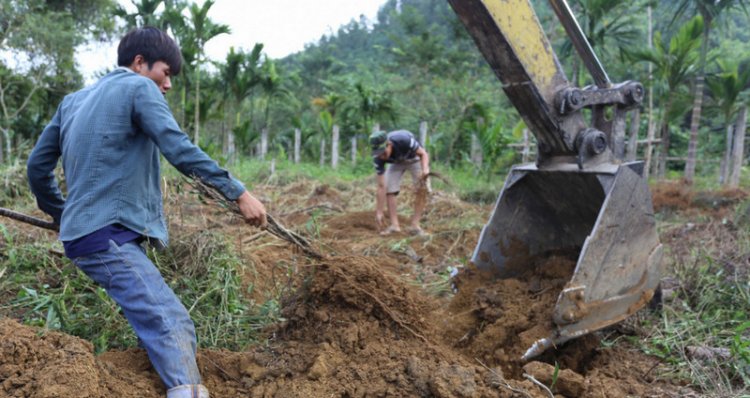 Sau khi máy đào phần đất trên