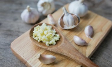 Những thực phẩm kỵ tỏi càng ăn càng rút ngắn tuổi thọ của bạn