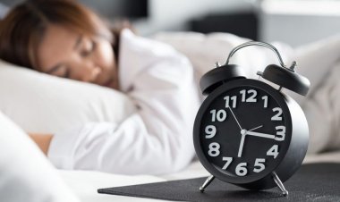 2 thứ để cạnh giường khi ngủ tốt hơn thuốc bổ, 4 vật để cạnh giường độc hại hơn thạch tín