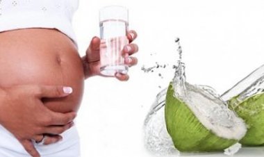 Mẹ bầu cần thận trọng khi uống nước dừa